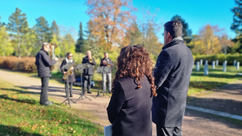 Auf dem Bild sind Landrätin Petra Enders und Bürgermeister Frank Spilling zu sehen. Im Hintergrund eine Formation der Dörrberger Blechbläser. Auf dem Bild sind Landrätin Petra Enders und Bürgermeister Frank Spilling zu sehen. Im Hintergrund eine Formation der Dörrberger Blechbläser.