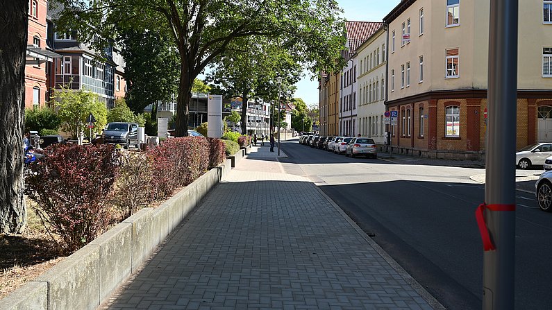 Auf dem Foto ist der neu ausgebaute Fußweg in der Bärwinkelstraße zu sehen. Auf dem Foto ist der neu ausgebaute Fußweg in der Bärwinkelstraße zu sehen.