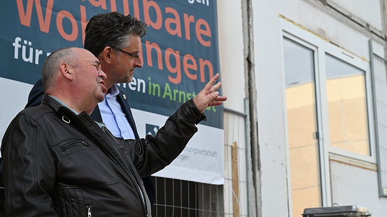 Auf dem Foto sind zwei Personen zu sehen die sich unterhalten. Auf dem Foto sind zwei Personen zu sehen die sich unterhalten.