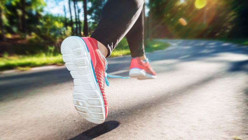 Auf dem Bild sind Laufschuhe während des Laufens zu sehen. 