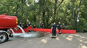 Auf dem Bild ist ein Sandsackersatzsystem im Einsatz zu sehen. 