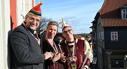 Bürgermeister Spilling mit Sandy I. und Daniel I. vom AKC (v.l.n.r.)