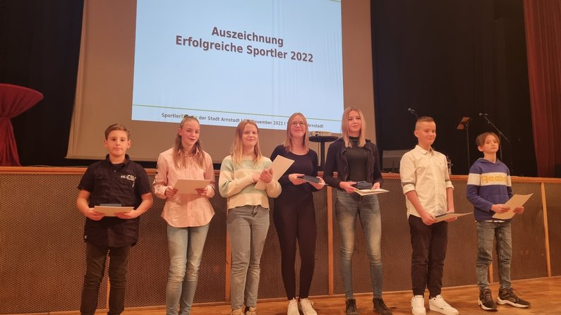 Auf dem Bild sind 7 ausgezeichnete Sportler, während der 25. Sportlerehrung, zu sehen. Auf dem Bild sind 7 ausgezeichnete Sportler, während der 25. Sportlerehrung, zu sehen.