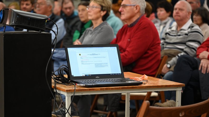Auf dem Bild ist ein Laptop mit der geöffneten Präsentation der Bürgerversammlung zu sehen. 