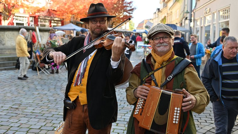 Auf dem Bild sind zwei Musiker zum Herbst- und Bauernmarkt zu sehen. Auf dem Bild sind zwei Musiker zum Herbst- und Bauernmarkt zu sehen.