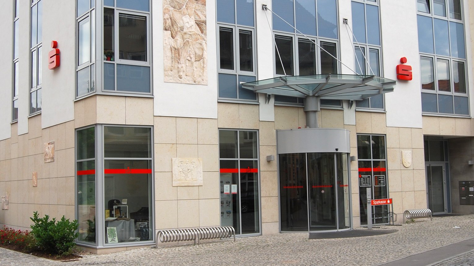 Das Bild zeigt die Sparkasse in der Erfurter Straße