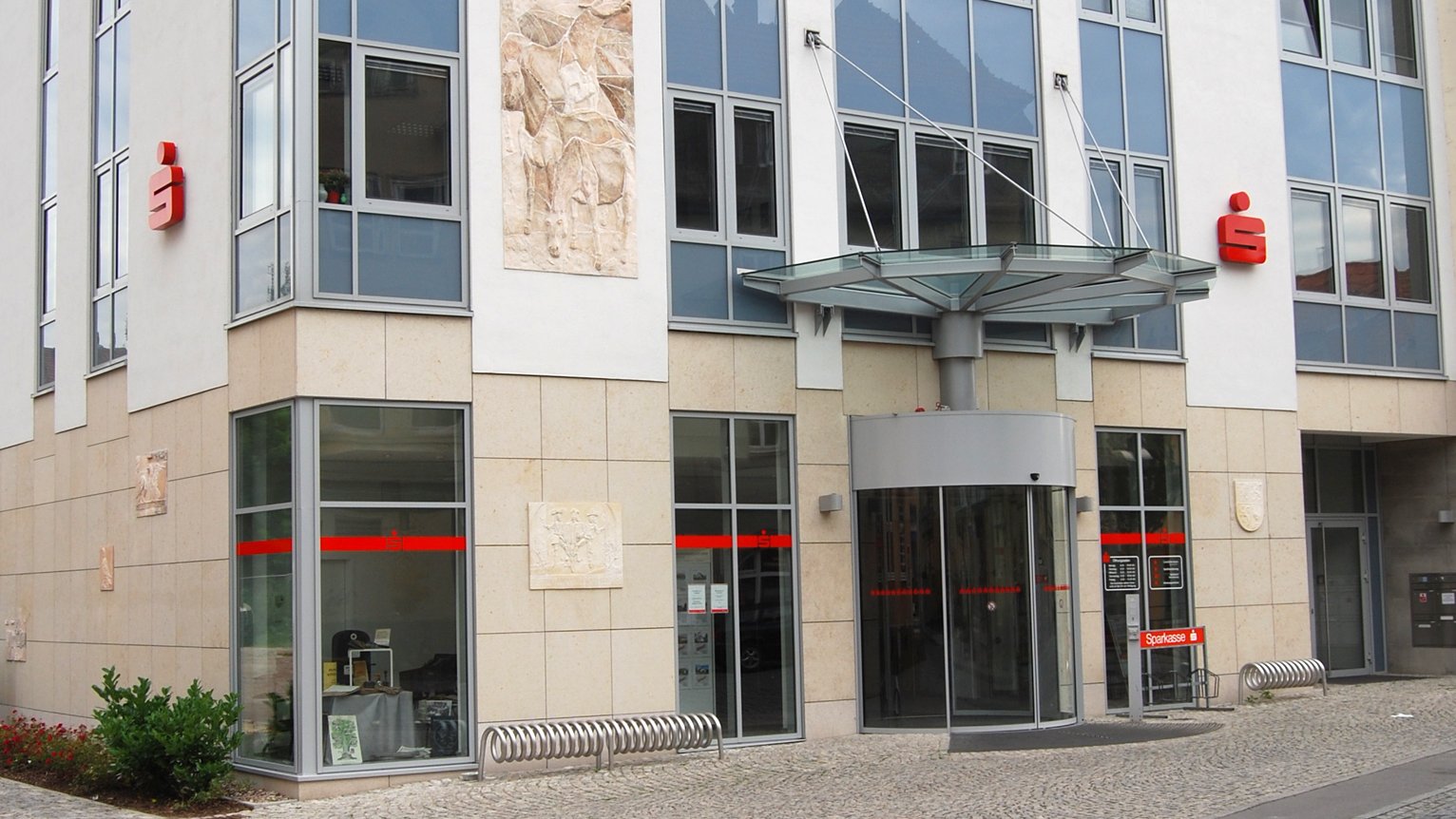 Das Bild zeigt die Sparkasse in der Erfurter Straße