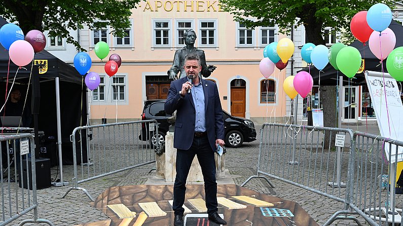 Auf dem Bild ist Bürgermeister Frank Spilling zu sehen. 