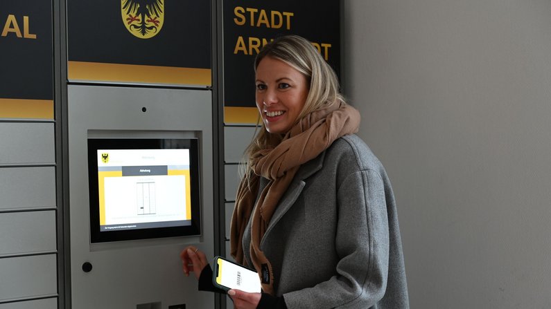 Auf dem Bild ist Melanie Heyder bei der Vorführung des neuen Passterminals zu sehen. 