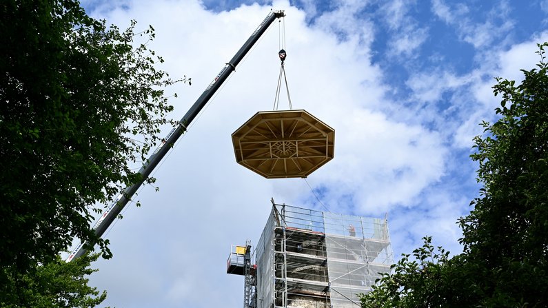 Am 11. Juli 2024 wurde dem Neutorturm ein Notdach aufgesetzt.
