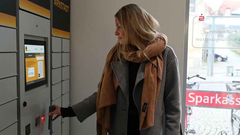 Auf dem Bild ist Melanie Heyder bei der Vorführung des neuen Passterminals zu sehen. 