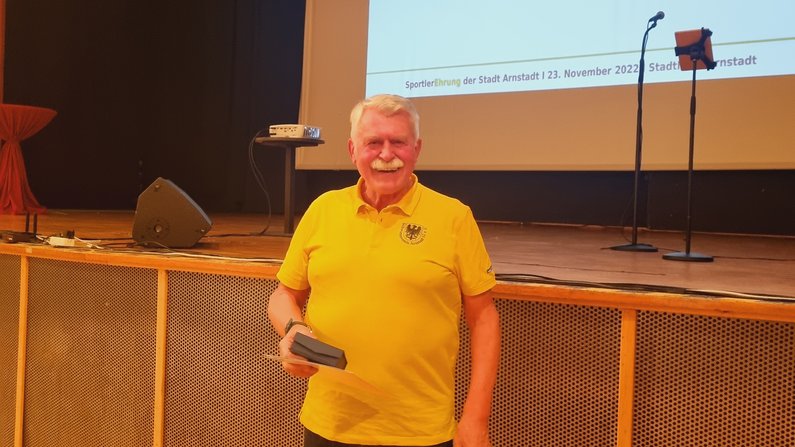 Auf dem Bild ist ein ausgezeichneter Sportler, während der 25. Sportlerehrung, zu sehen. Auf dem Bild ist ein ausgezeichneter Sportler, während der 25. Sportlerehrung, zu sehen.
