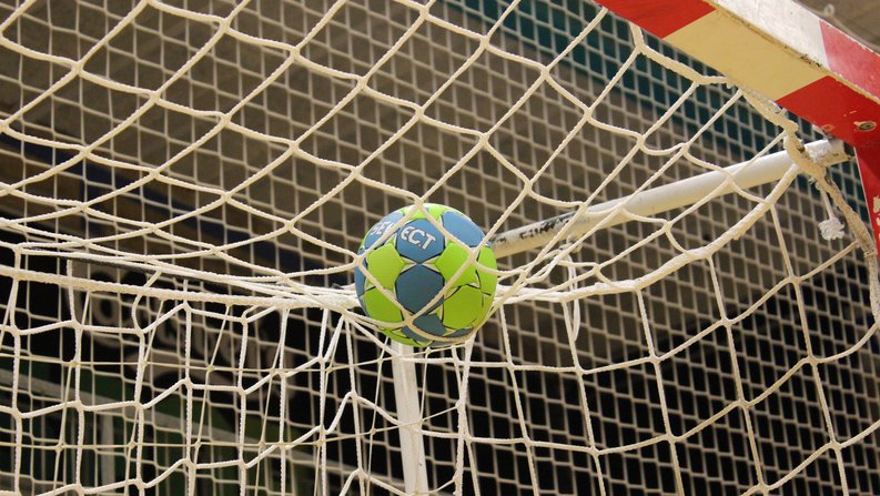 Auf dem Foto ist ein Handballtor zu sehen. 