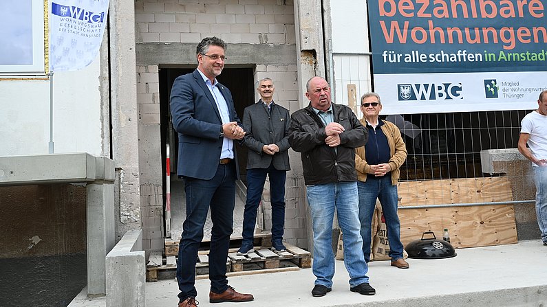 AUf dem Foto sind mehrere Personen zu sehen. Das Foto wurde während eines Richtfestes aufgenommen. AUf dem Foto sind mehrere Personen zu sehen. Das Foto wurde während eines Richtfestes aufgenommen.