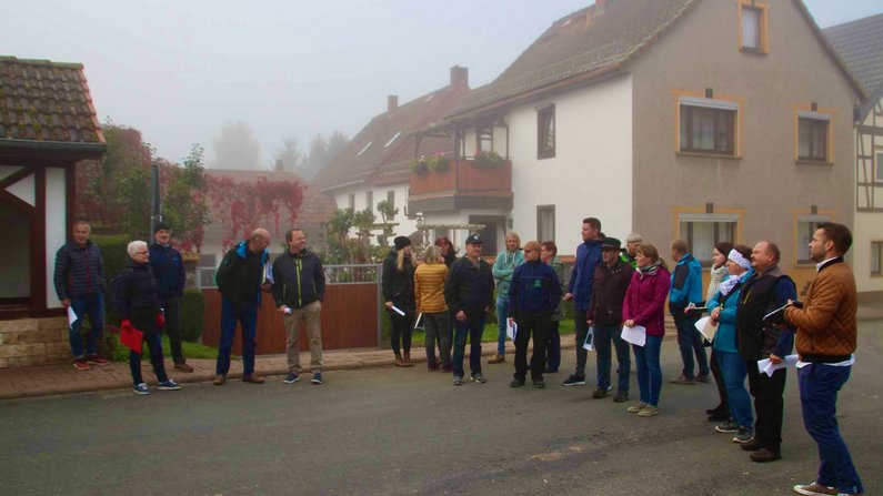 Bild von Bürgern bei der Ortsbegehung im Wipfratal Bürger bei der Ortsbegehung im Wipfratal