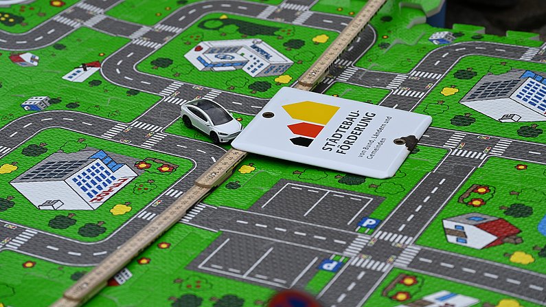 Auf dem Bild ist eine Rennstrecke für Spielzeugautos zu sehen. 