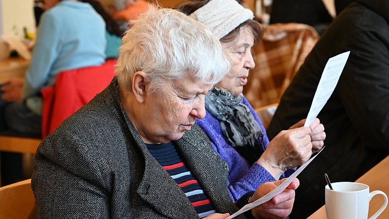 Auf dem Foto sieht man zwei Frauen die singen. 