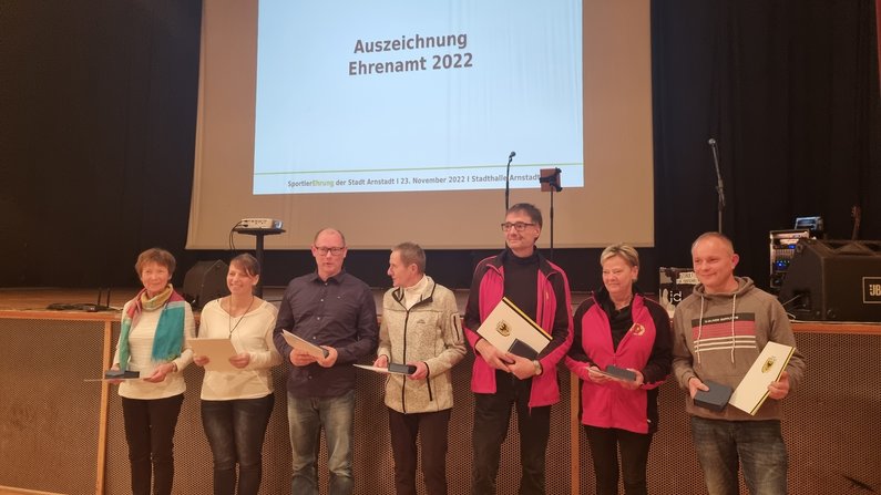Auf dem Bild sind 7 ausgezeichnete ehrenamtliche Aktive, während der 25. Sportlerehrung, zu sehen. Auf dem Bild sind 7 ausgezeichnete ehrenamtliche Aktive, während der 25. Sportlerehrung, zu sehen.