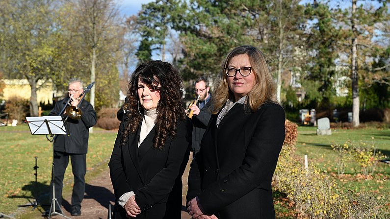 Auf dem Foto sind zwei Frauen zu sehen. Sie stehen nebeneinander. 