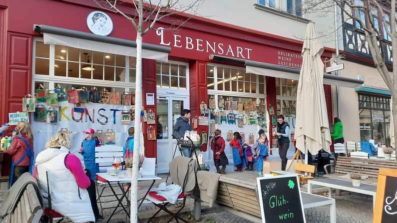Auf dem Bild sind Kinder zu sehen die Papiertüten bemalen. Auf dem Bild sind Kinder zu sehen die Papiertüten bemalen.