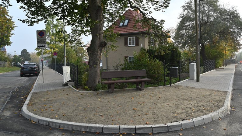Auf dem Bild ist der neue Fußweg in der Schillerstraße und Eichfelder Weg zu sehen. Auf dem Bild ist der neue Fußweg in der Schillerstraße und Eichfelder Weg zu sehen.