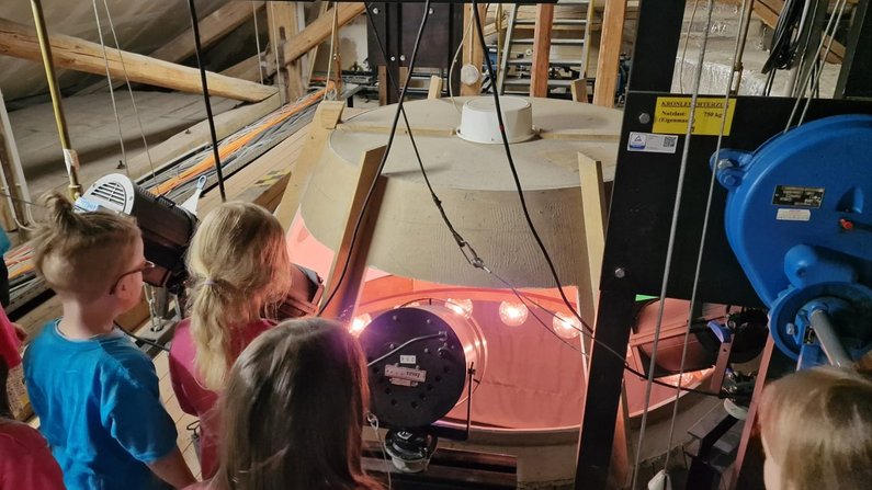 Auf dem Bild sind Kinder hinter den Kulissen des Arnstädter Theaters zu sehen. Auf dem Bild sind Kinder hinter den Kulissen des Arnstädter Theaters zu sehen.
