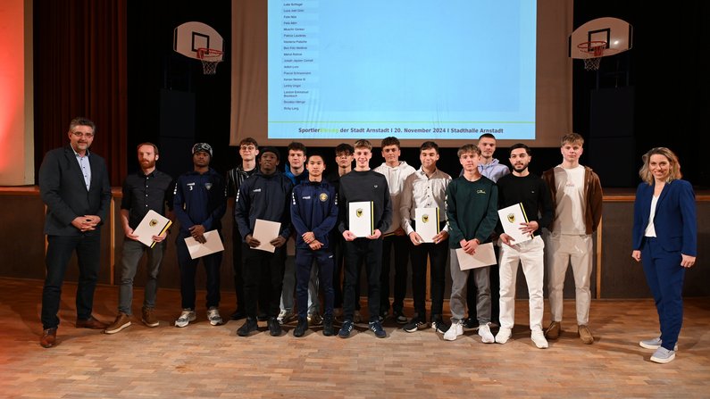 Auf dem Foto ist eine Fußballmannschaft während der Sportlerehrung zu sehen. Auf dem Foto ist eine Fußballmannschaft während der Sportlerehrung zu sehen.