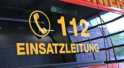 Auf dem Foto ist der Schriftzug „112 Einsatzleitung“ zu lesen.