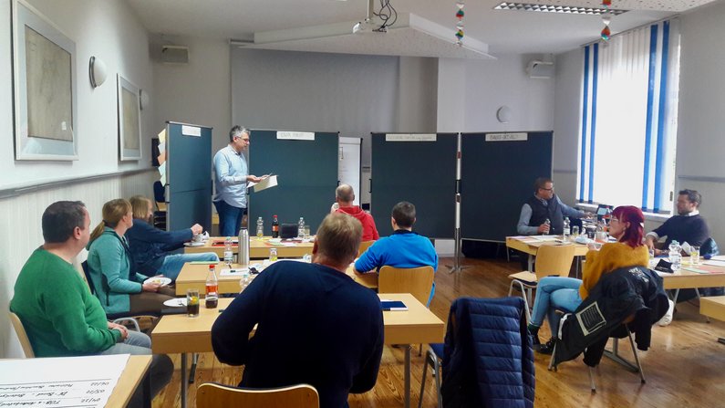 Bild eines Workshops zur Dorfentwicklung im Wipfratal Bürger diskutieren in einem Raum die Dorfentwicklung